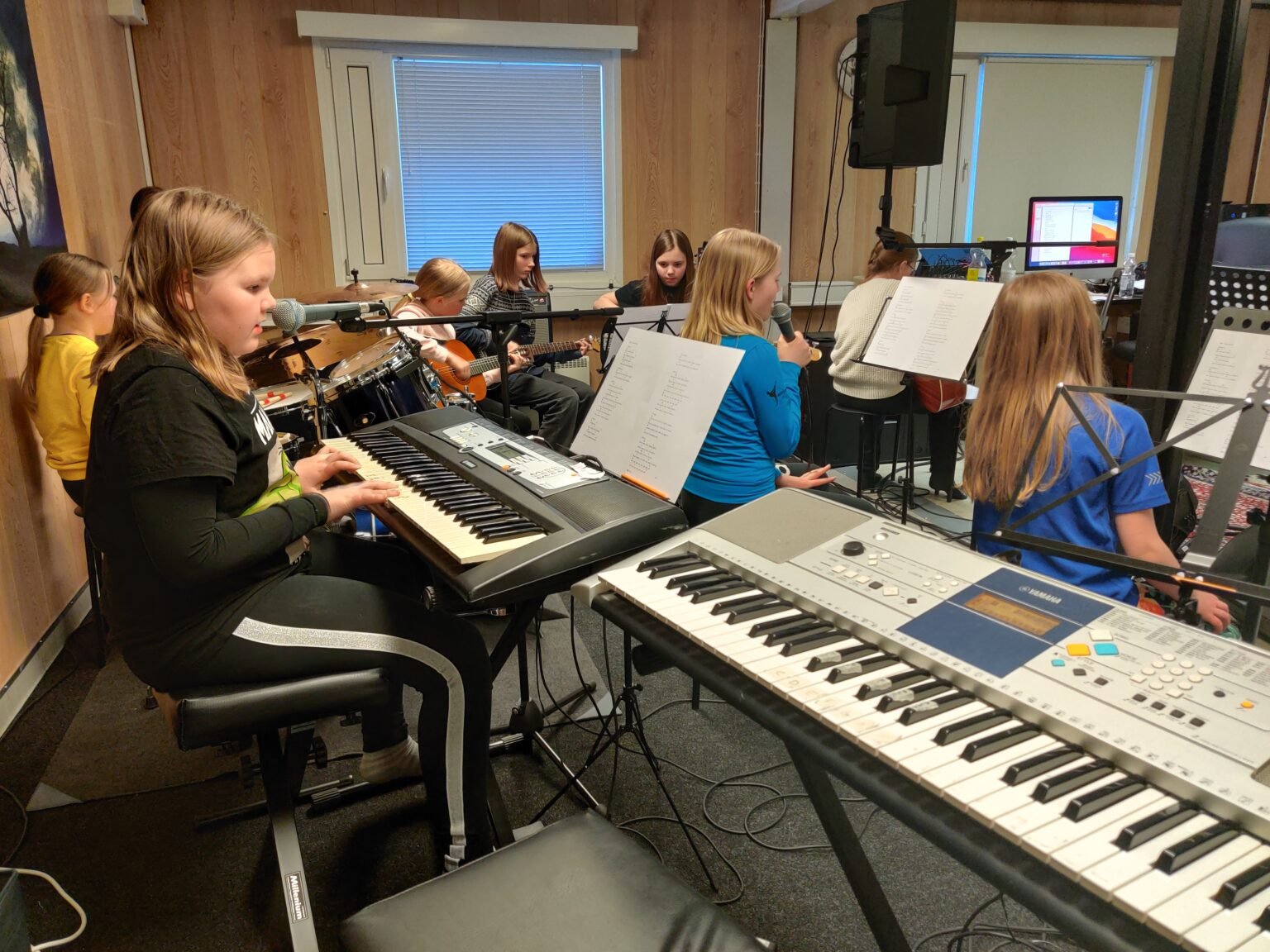 Musiikkikoulun oppilaita soittamassa